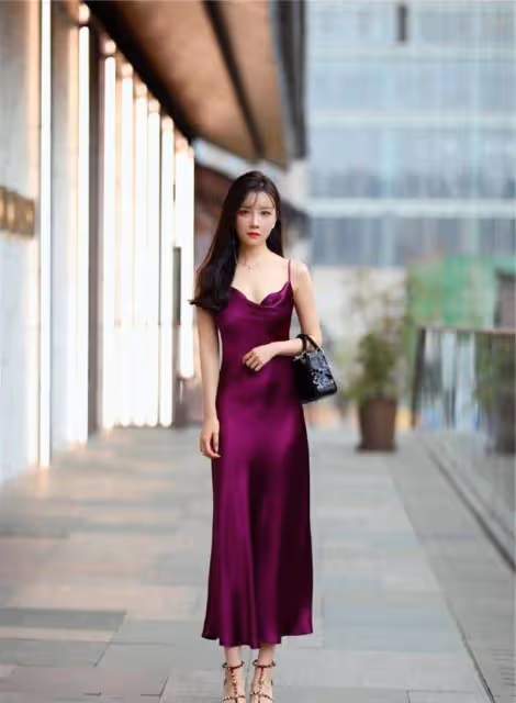 美女穿搭，小姐姐選擇了一條黑紗半身裙，小蠻腰一覽無餘
