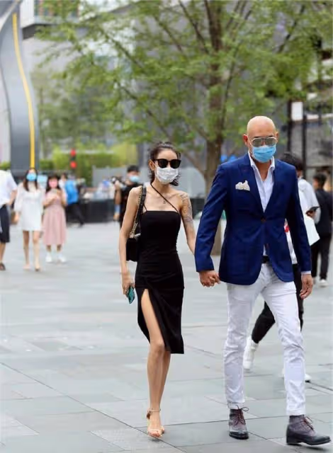 美女穿搭，小姐姐選擇了一條黑紗半身裙，小蠻腰一覽無餘