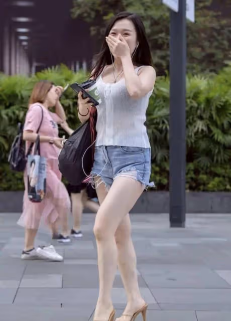 時尚穿搭：美女穿一件白色蕾絲高腰弔帶衫，凸顯小蠻腰
