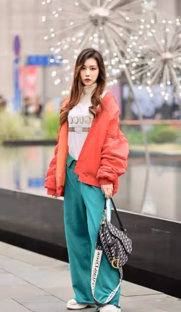 時尚穿搭：美女穿一件白色蕾絲高腰弔帶衫，凸顯小蠻腰