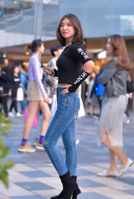 時尚穿搭：美女穿一件白色蕾絲高腰弔帶衫，凸顯小蠻腰