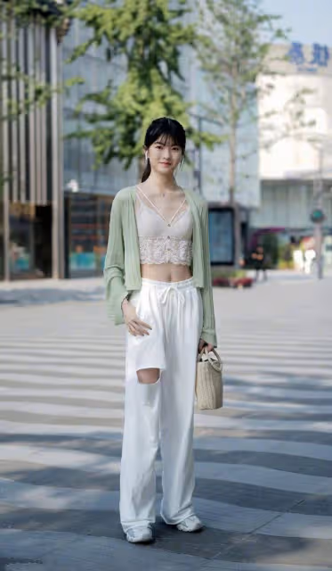 時尚穿搭：美女穿一件白色蕾絲高腰弔帶衫，凸顯小蠻腰