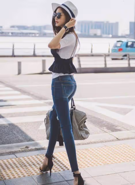有小蠻腰的女生，還不快穿緊身牛仔褲，穿出你十足的女性味