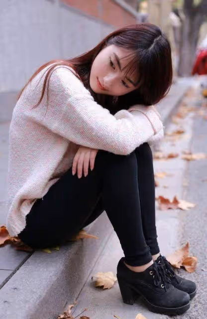 有小蠻腰的女生，還不快穿緊身牛仔褲，穿出你十足的女性味