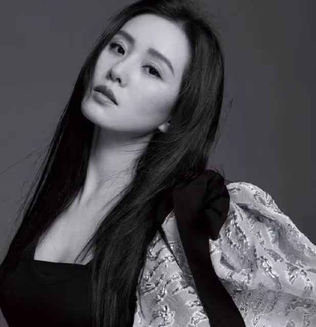 劉詩詩生娃後為證明自己身材好，就拿公主裙配襯衫，這小蠻腰服了