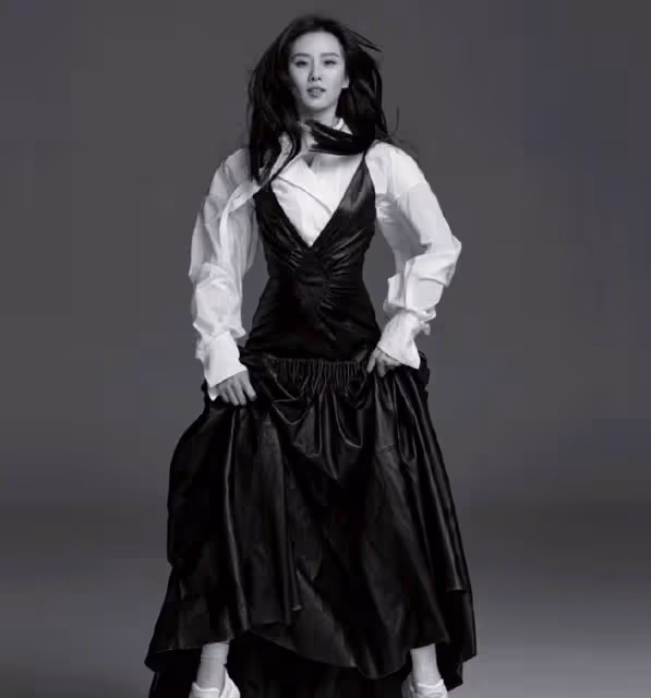 劉詩詩生娃後為證明自己身材好，就拿公主裙配襯衫，這小蠻腰服了