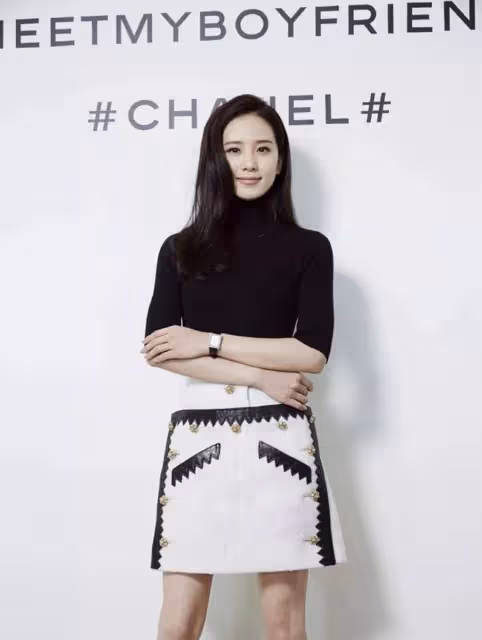 劉詩詩生娃後為證明自己身材好，就拿公主裙配襯衫，這小蠻腰服了