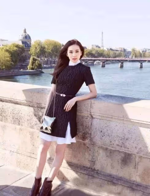 劉詩詩生娃後為證明自己身材好，就拿公主裙配襯衫，這小蠻腰服了