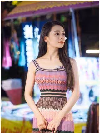 看到吉娜的「空竹腰」我酸了，精修過似的，超細小蠻腰