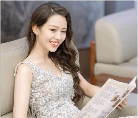 看到吉娜的「空竹腰」我酸了，精修過似的，超細小蠻腰