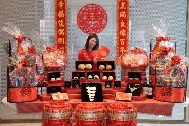 「女版陳冠希」嫁人過大禮,未婚夫送聘金堆小山,七對龍鳳鐲矚目