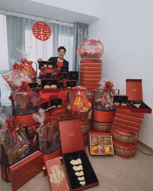 「女版陳冠希」嫁人過大禮,未婚夫送聘金堆小山,七對龍鳳鐲矚目