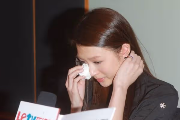 「女版陳冠希」嫁人過大禮,未婚夫送聘金堆小山,七對龍鳳鐲矚目
