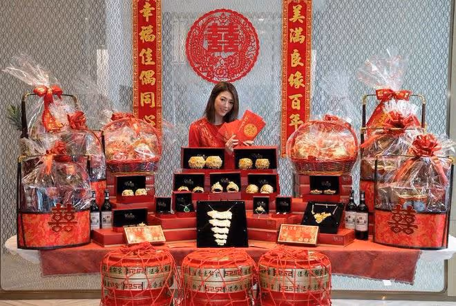 香港知名男星陳家樂下聘禮場面曝光！金器海味堆滿地，出手太大方