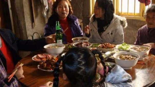 兒子接我去城裡養老，吃飯時孫女對兒媳說的一番話，讓我老淚縱橫