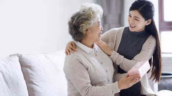 我和老公結婚三年,下班回家門外聽到小姑子說的話,讓我感動不已