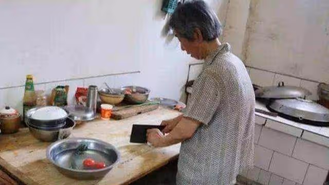 兒媳懷孕我去照顧，晾完衣服看到桌上的兩碗餃子，讓我心痛不已！