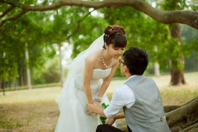 離婚三年後我再婚,婚禮當天我收到前夫的快遞,打開後我熱淚盈眶