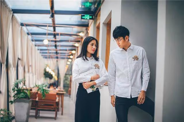 我二胎生女兒遭到婆婆奚落,病房裡小姑子說的話,讓婆婆羞愧不已