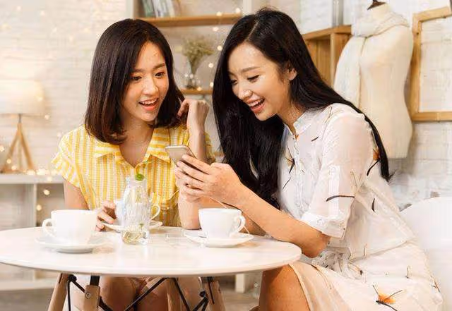 我二胎生女兒遭到婆婆奚落,病房裡小姑子說的話,讓婆婆羞愧不已