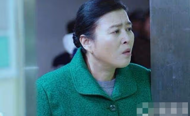 我二胎生女兒遭到婆婆奚落,病房裡小姑子說的話,讓婆婆羞愧不已