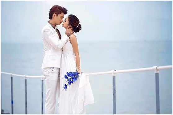 新婚和老公回家給婆婆慶生,房間裡聽到小姑子的話,我不知所措