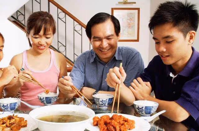 新婚和老公回家給婆婆慶生,房間裡聽到小姑子的話,我不知所措