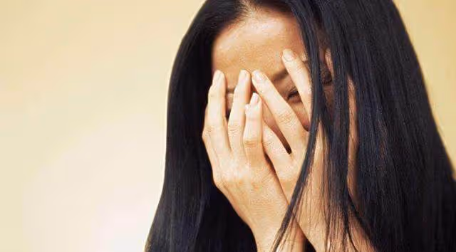 新婚和老公回家給婆婆慶生，房間裡聽到小姑子的話，我不知所措