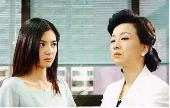 我回家看到桌子上的一堆錢，小侄女說的一番話，我跟老公提出離婚