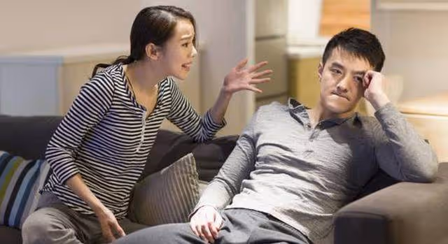 我回家看到桌子上的一堆錢,小侄女說的一番話,我跟老公提出離婚