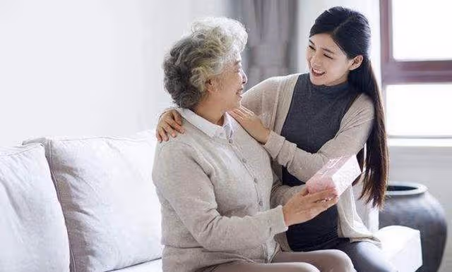 不顧父母反對嫁給窮老公，坐月子時母親塞給我一東西，我紅了眼眶