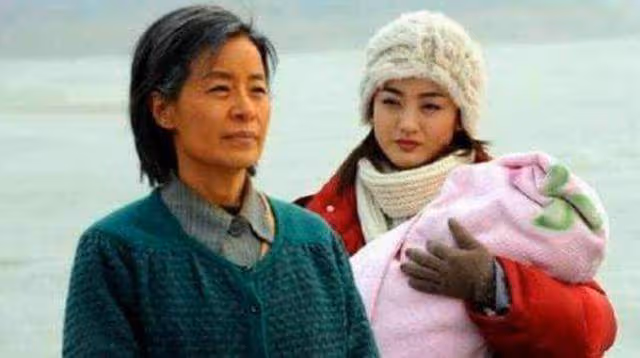 不顧父母反對嫁給窮老公，坐月子時母親塞給我一東西，我紅了眼眶