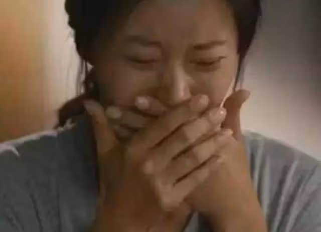 不顧父母反對嫁給窮老公,坐月子時母親塞給我一東西,我紅了眼眶