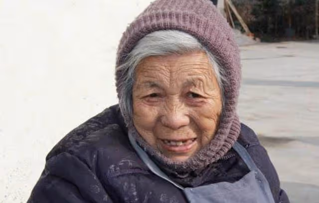 我接婆婆到家裡小住,婆婆走後我在床頭髮現一布包,我不知所措