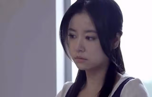 我接婆婆到家裡小住,婆婆走後我在床頭髮現一布包,我不知所措