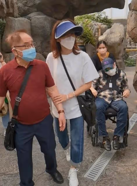 黎姿帶全家旅遊,弟弟黎嬰坐輪椅外出,媽媽戴項鍊顯貴氣