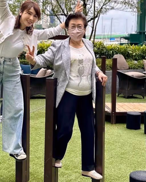 黎姿帶全家旅遊,弟弟黎嬰坐輪椅外出,媽媽戴項鍊顯貴氣