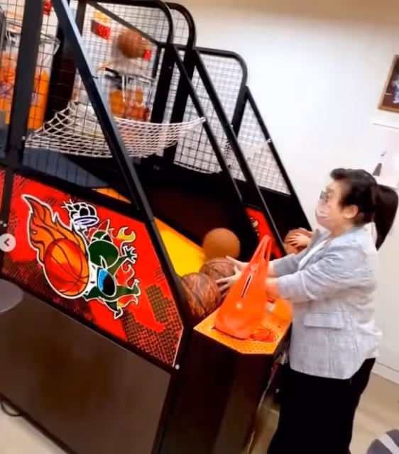 黎姿帶全家旅遊,弟弟黎嬰坐輪椅外出,媽媽戴項鍊顯貴氣