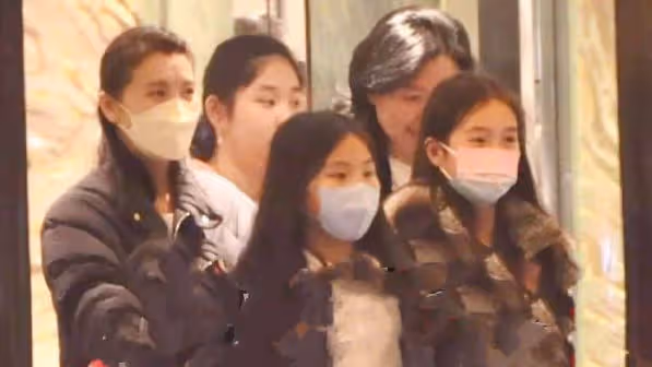44歲陳好帶兒女外出聚餐，小兒子罕見露面，被姐姐撫摸腦袋很溫情