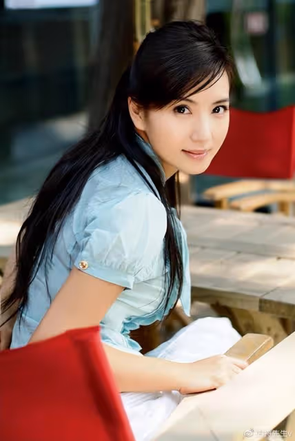 44歲陳好帶兒女外出聚餐,小兒子罕見露面,被姐姐撫摸腦袋很溫情