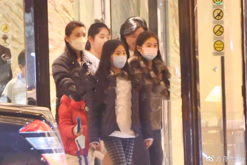 44歲陳好帶兒女外出聚餐,小兒子罕見露面,被姐姐撫摸腦袋很溫情
