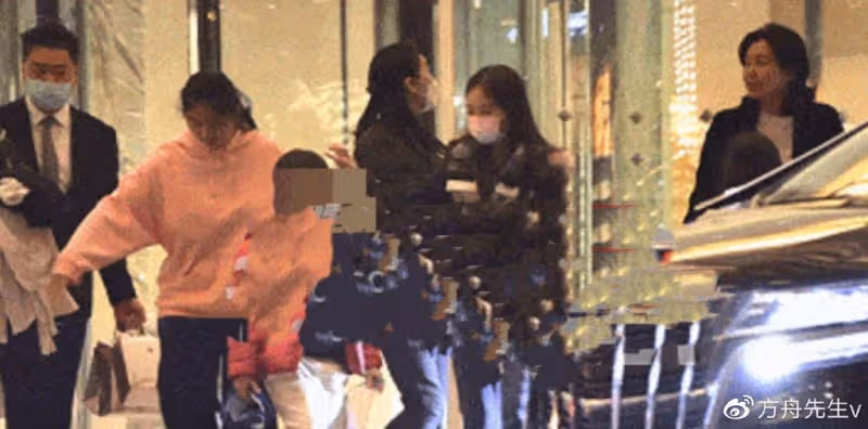 44歲陳好帶兒女外出聚餐,小兒子罕見露面,被姐姐撫摸腦袋很溫情