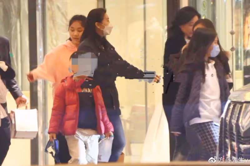 44歲陳好帶兒女外出聚餐,小兒子罕見露面,被姐姐撫摸腦袋很溫情