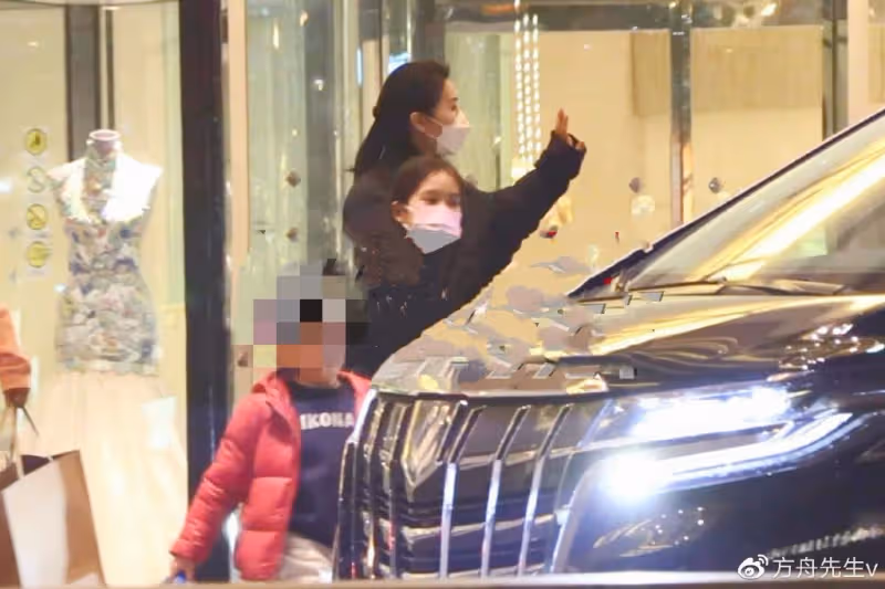 44歲陳好帶兒女外出聚餐,小兒子罕見露面,被姐姐撫摸腦袋很溫情