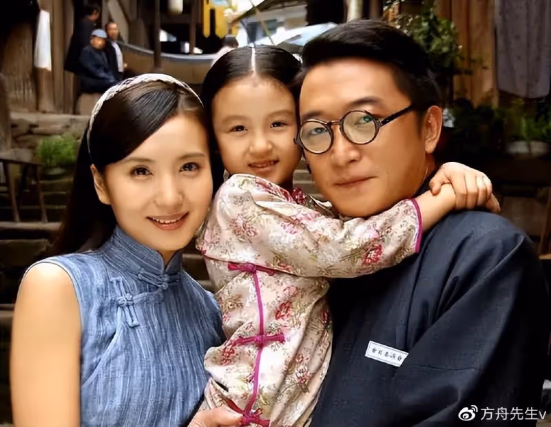 44歲陳好帶兒女外出聚餐,小兒子罕見露面,被姐姐撫摸腦袋很溫情