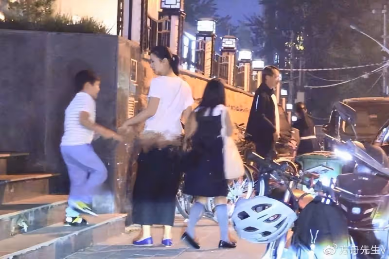 44歲陳好帶兒女外出聚餐,小兒子罕見露面,被姐姐撫摸腦袋很溫情