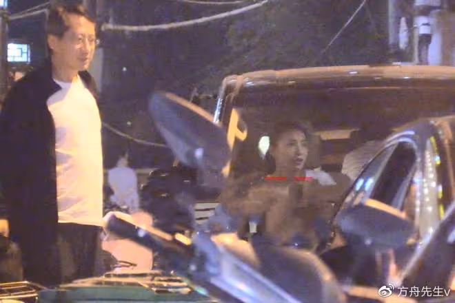 44歲陳好帶兒女外出聚餐,小兒子罕見露面,被姐姐撫摸腦袋很溫情