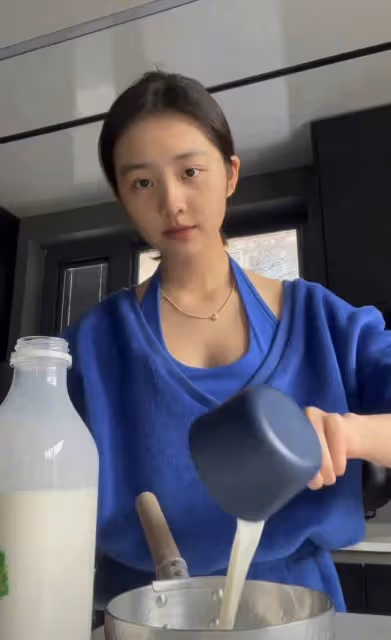 黃多多染金髮素顏曝光!雙目無神黑眼圈濃,心情疑受文盲風波影響