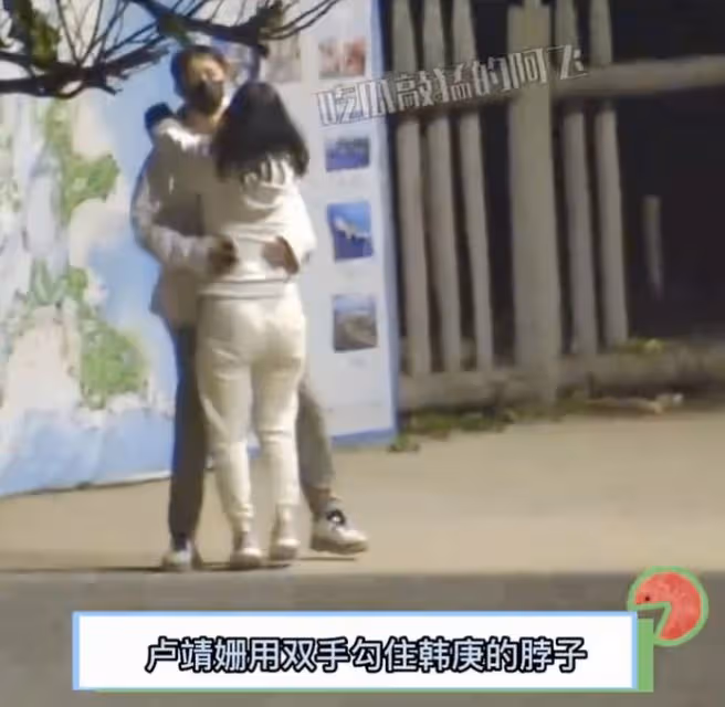 韓庚盧靖姍海邊盪鞦韆,互摟脖子腰肢抱著走路,如連體嬰兒好膩歪