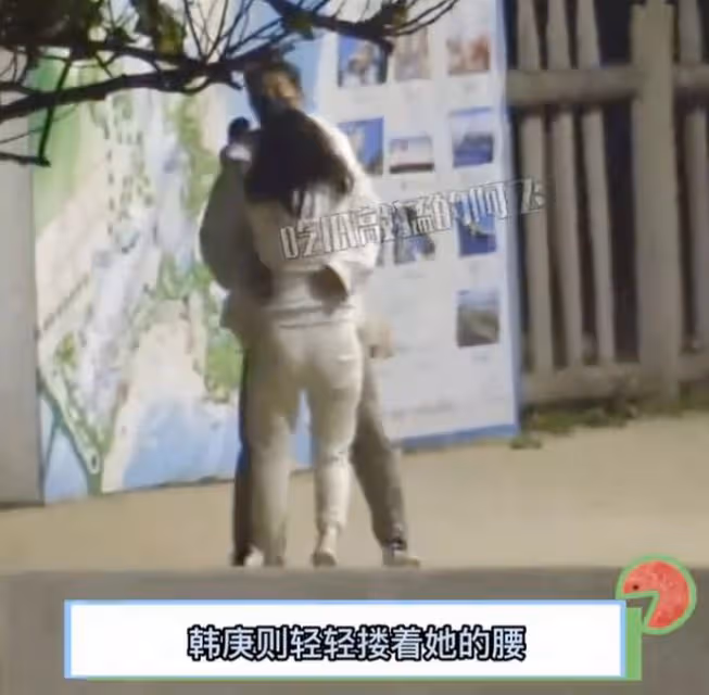 韓庚盧靖姍海邊盪鞦韆,互摟脖子腰肢抱著走路,如連體嬰兒好膩歪
